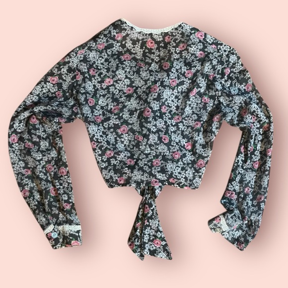 It’d Be A Lot Cooler If You Did Buy This Vintage Floral Tie and Button Top - Picture 4 of 6